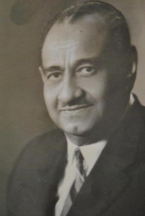 صورة المؤلف أحمد فخري